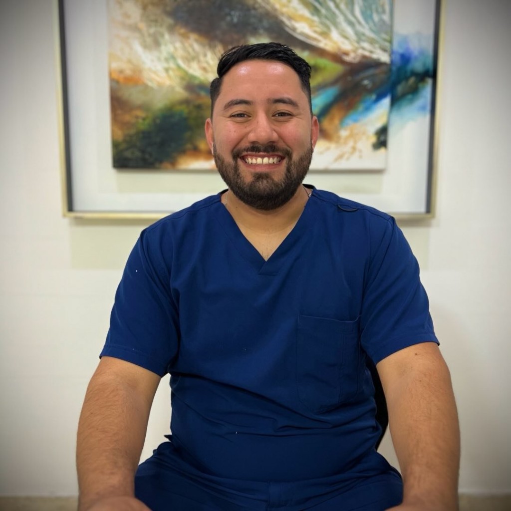 Dr. J Martín González Cota en el consultorio, Hermosillo.